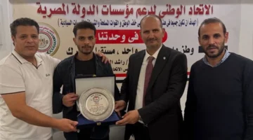 مؤسسة المصريين تكرم صلاح الورفلي تقديراً لمسيرته الفنية وتأثيره الثقافي